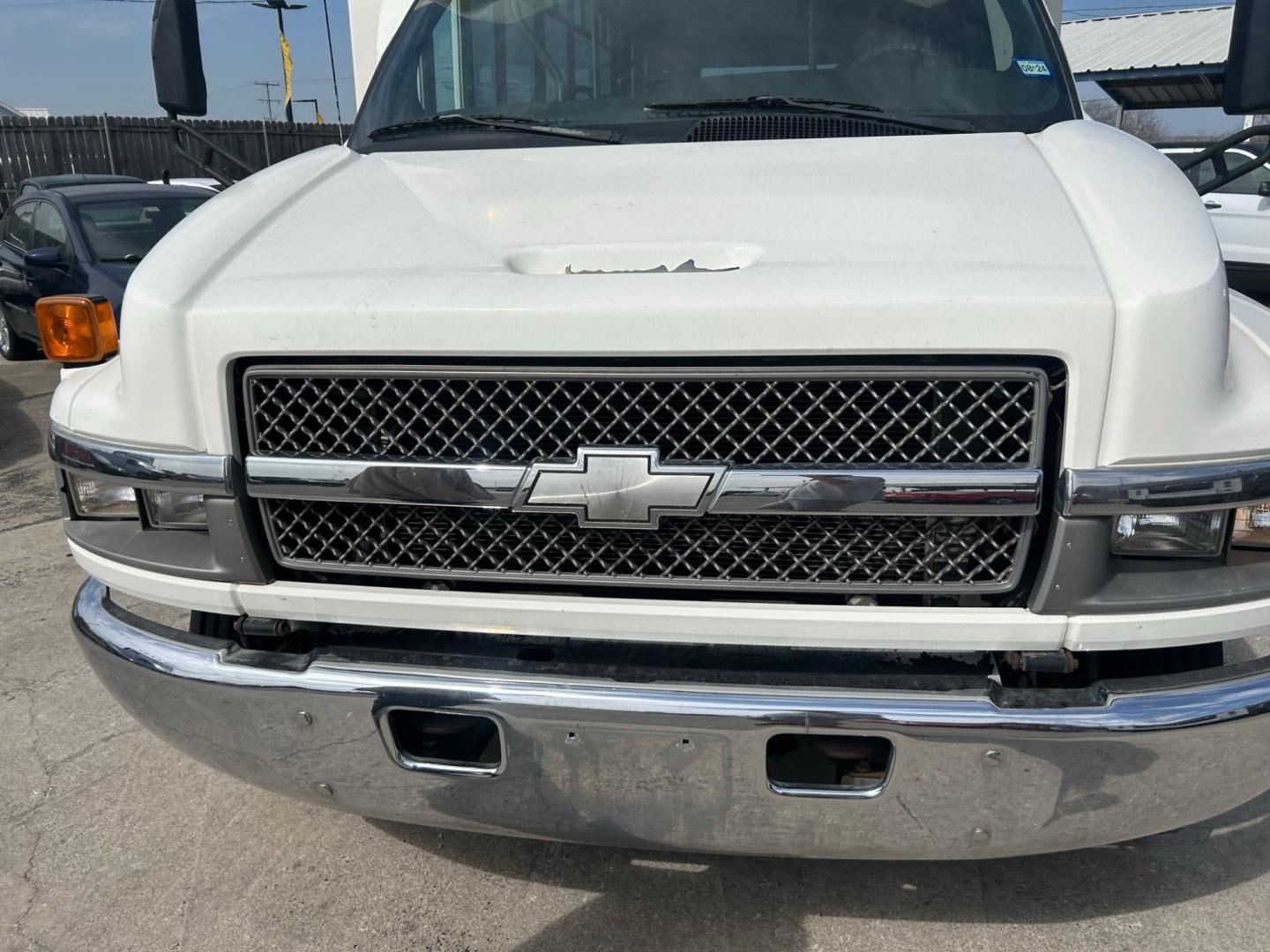 2006 White Chevrolet C5V042 (1GBE5V1G96F) , located at 1687 Business 35 S, New Braunfels, TX, 78130, (830) 625-7159, 29.655487, -98.051491 - Photo#1